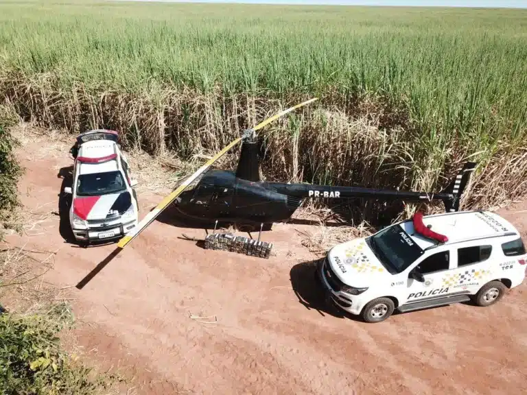 Polícia encontra mais de 100 tijolos de crack e cocaína em helicóptero em Paraguaçu Paulista — Foto: Polícia Militar/Divulgação