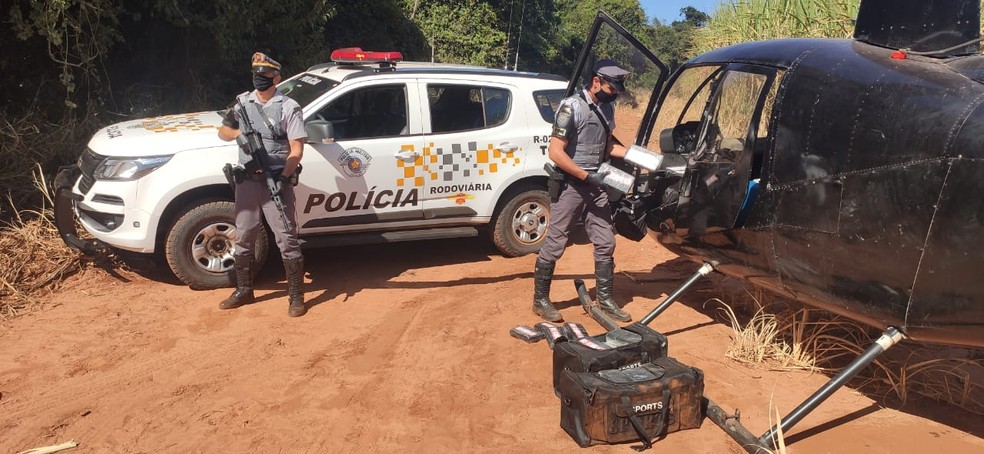 Policiais encontraram tijolos de cocaína dentro de helicóptero próximo a Paraguaçu Paulista e Lutécia — Foto: Polícia Rodoviária/Divulgação