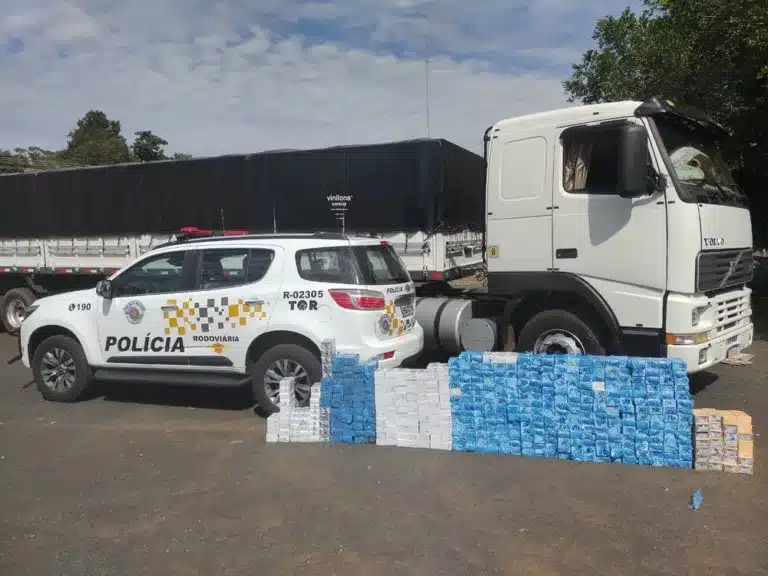 Polícia Rodoviária apreende grande quantidade de celulares no fundo falso de caminhão em rodovia de Florínea (SP) — Foto: Polícia Rodoviária/ Divulgação
