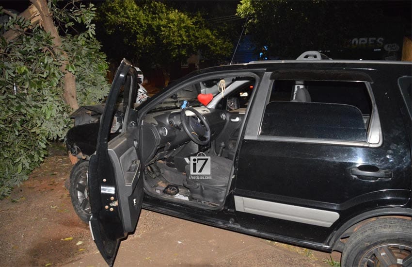 Ecosport colidiu contra dois veículos e uma árvore, após o motorista perder o controle da direção