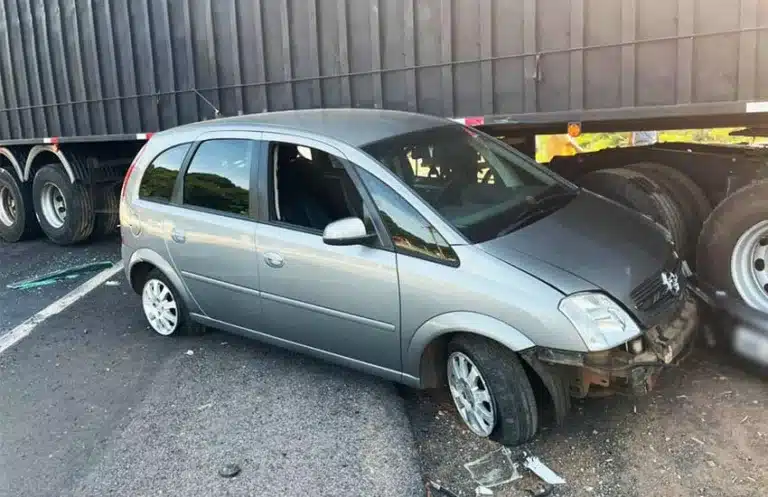 Carro colidiu contra a carreta ao tentar atravessar a pista (Foto: Manoel Moreno)