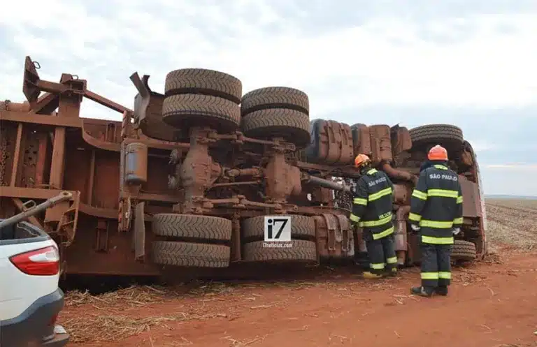 Desorientado, o motorista foi resgatado de dentro do cabine pelo Resgate do Corpo de Bombeiros (Foto: Manoel Moreno/i7 Notícias)