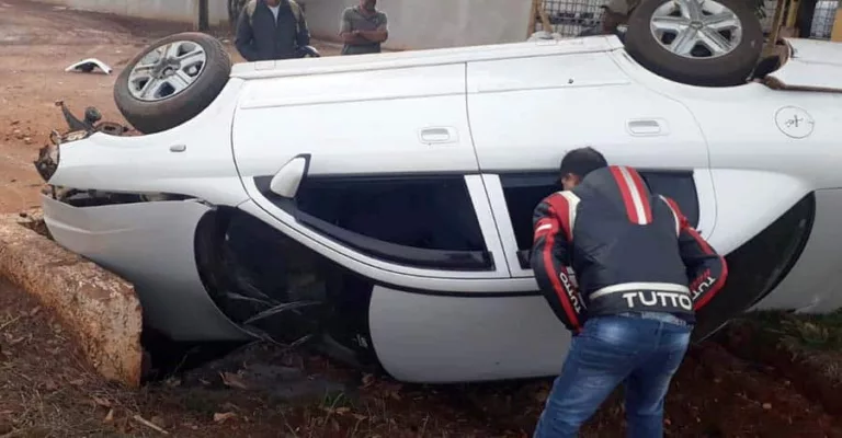 Carro capota na ‘Francisco Gabriel da Mota’ (Foto: Reprodução/O Diário do Vale)