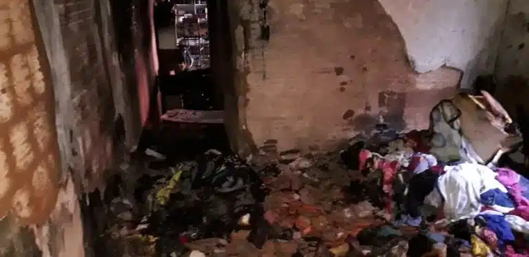 Segundo a dona do imóvel, fogo começou no quarto onde ela e os quatro filhos dormiam (Foto: Corpo de Bombeiros/Divulgação)