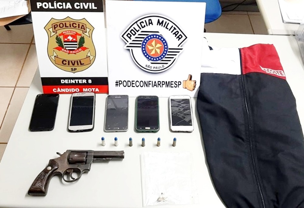 Com um dos dois suspeitos presos anteriormente foi apreendido um revólver calibre 38, o mesmo calibre da arma usada no crime — Foto: Polícia Civil/Cândido Mota