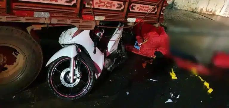 Uma motociclista de 42 anos morreu após bater moto na traseira de caminhão parado em Tupã (SP) — Foto: Divulga Tupã/ Divulgação
