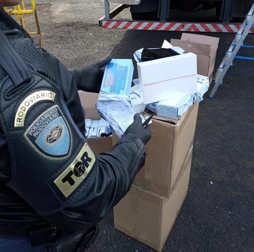 Polícia Rodoviária flagra carga de eletrônicos escondida em caminhão de mudança em Florínea — Foto: Polícia Rodoviária/Divulgação