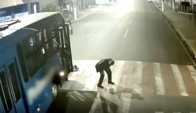Motociclista bate em cruzamento e sai ileso debaixo de ônibus em Ourinhos; vídeo — Foto: Câmera de Monitoramento/Prefeitura de Ourinho/Reprodução