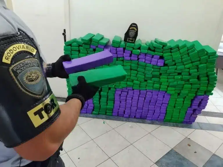 Motorista de carro foi preso em flagrante com 364 kg de maconha no porta-malas em Palmital (SP) — Foto: Polícia Rodoviária/ Divulgação
