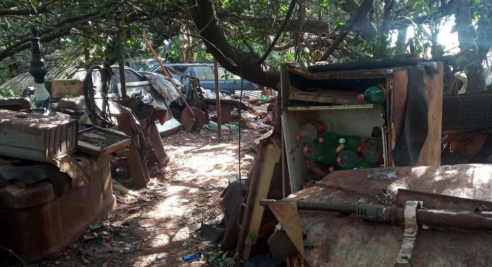 Polícia registra caso de maus tratos após resgatar idoso trancado em trailer tomado por lixo (Foto: Arquivo pessoal)