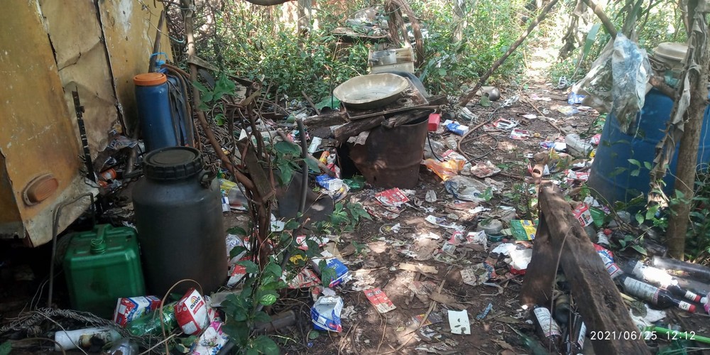 Polícia registra caso de maus tratos após resgatar idoso trancado em trailer tomado por lixo (Foto: Arquivo pessoal)