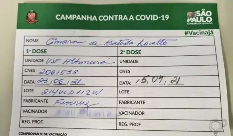 Moradora recebeu até o cartão da vacinação informando que a dose recebida seria da vacina Oxford/AstraZeneca (Fiocruz) — Foto: TV TEM/ Reprodução
