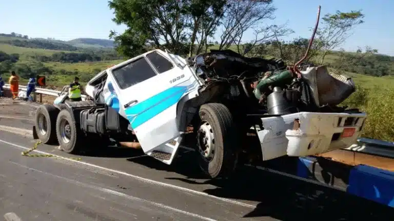 Carreta ficou destruída depois de capotamento em Echaporã (SP) — Foto: Claudio Farneres/ TV TEM