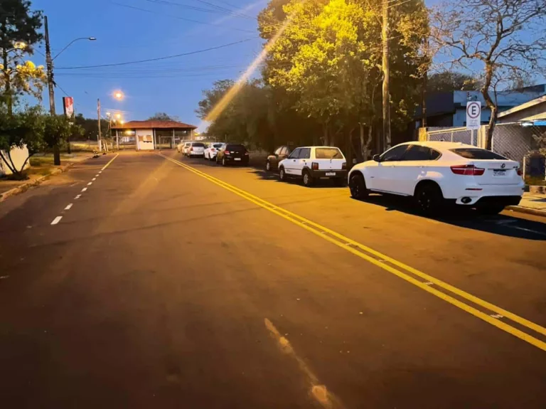 Fila de veículos aguarda início da vacinação na FICAR (Foto: Reprodução/JSOL)