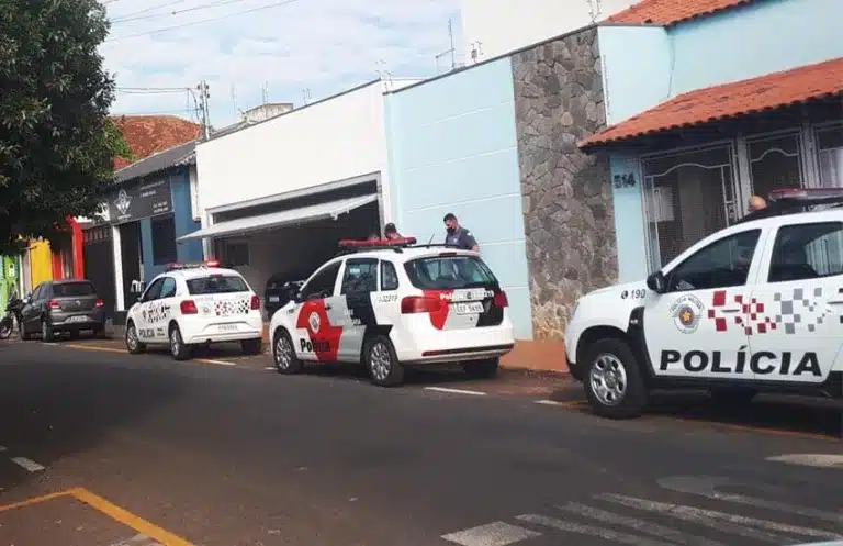 Os animais viviam em um prédio desocupado, na Rua Maria Paula Gambier Costa, no centro da cidade