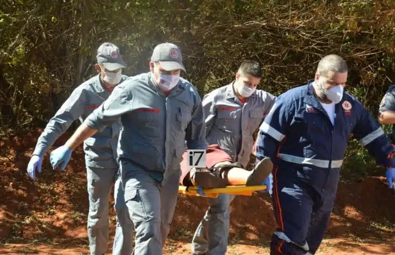 Vítimas foram socorridas e encaminhadas ao Pronto-Socorro (Foto: Manoel Moreno)