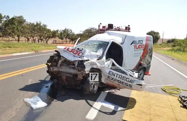 O Fiat/Fiorino ficou com a parte frontal destruída (Foto: Manoel Moreno)