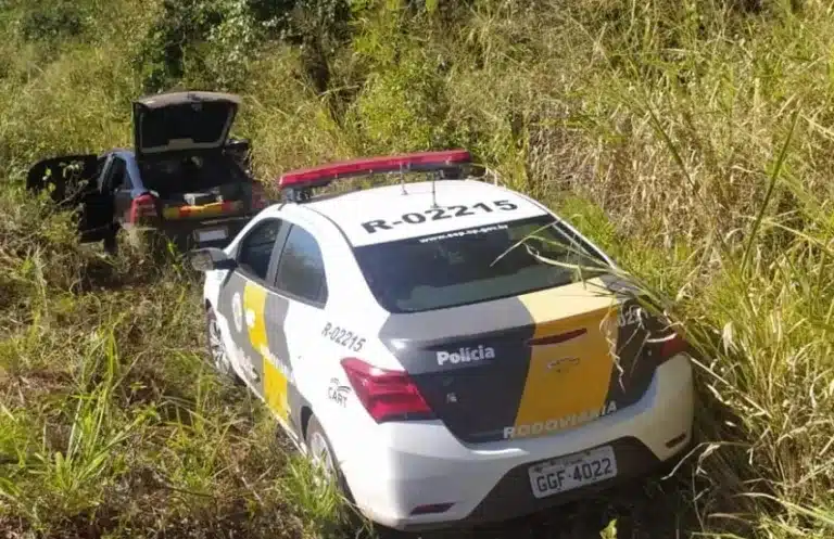 Casal foi preso com quase 300 quilos de maconha em Rancharia (Foto: Polícia Militar Rodoviária)