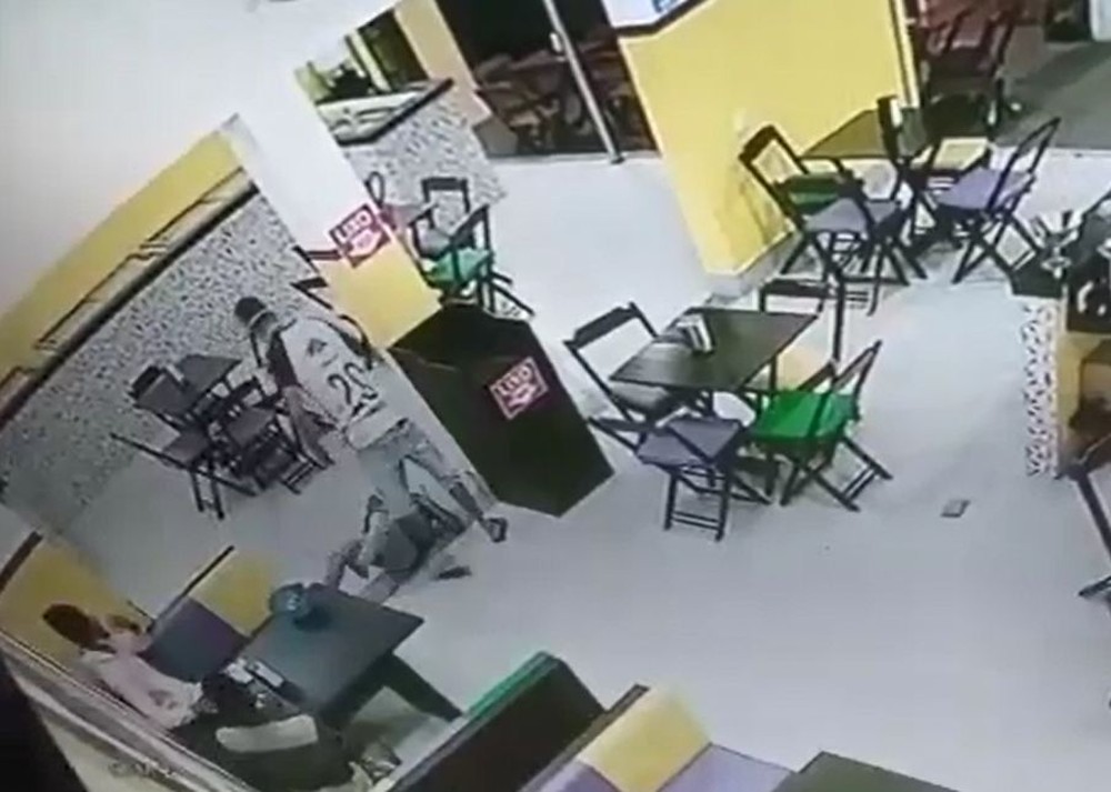 Homem deu uma rasteira e derrubou a atendente da sorveteria no chão em Assis — Foto: Circuito de segurança/Reprodução