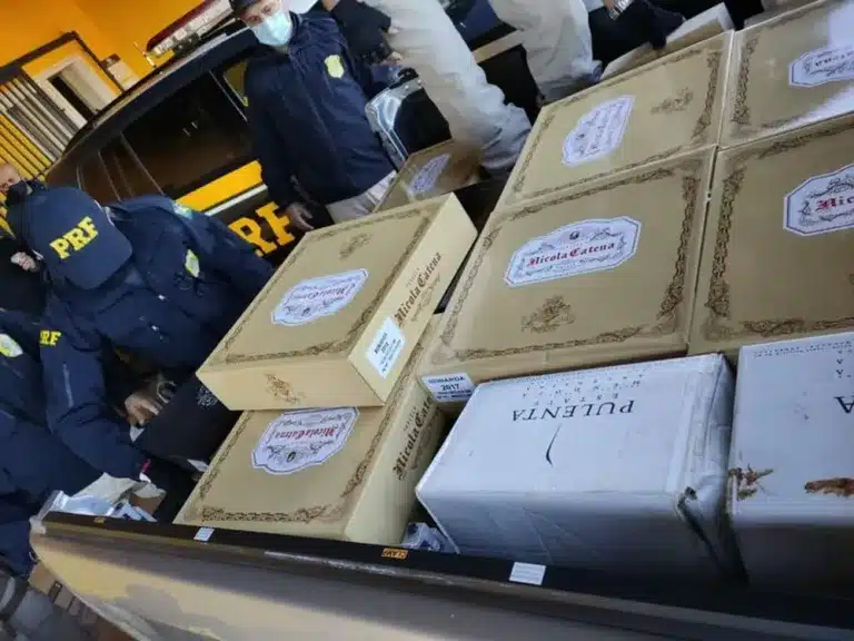 Mercadoria avaliada em mais de R$ 60 mil foi apreendida em Ourinhos — Foto: Polícia Rodoviária Federal / Divulgação