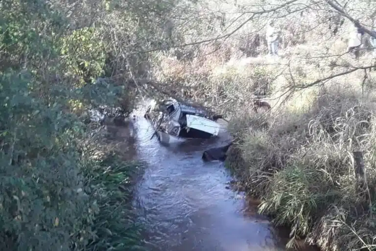 Homem morre após carro capotar e cair dentro de rio na região de Assis — Foto: The Brothers/Divulgação