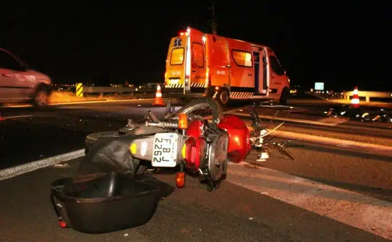 Motociclista morreu após ser atingido pelo pneu de caminhão em Marília — Foto: Paulo Cansini/ Jornal da Manhã
