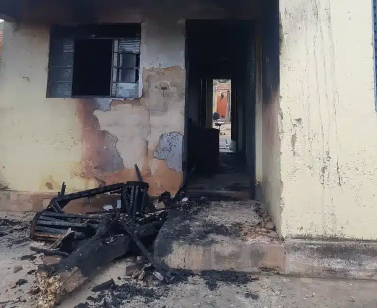 Fogo foi controlado pelos bombeiros em Garça — Foto: Polícia Militar/Divulgação