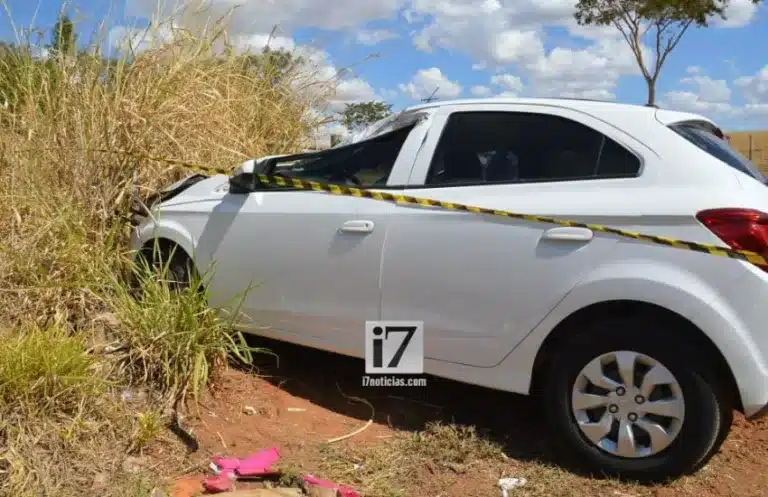 Ao fugir, preso colidiu carro furtado contra um caminhão