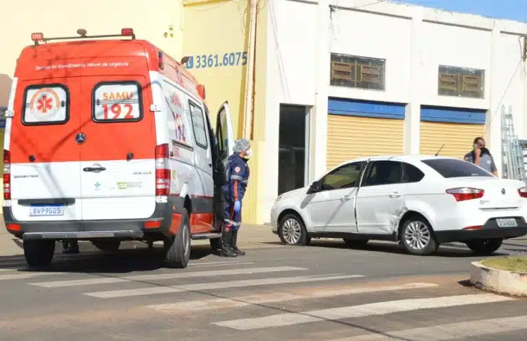 A colisão aconteceu no cruzamento da Rua José Vitor da Silva com a Avenida Siqueira Campos, na Vila Nova (Foto: Mané Moreno)