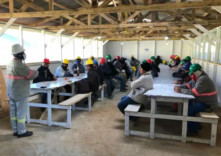 Equipes da Energisa visitam obras e profissionais em serviço para dar orientações de segurança