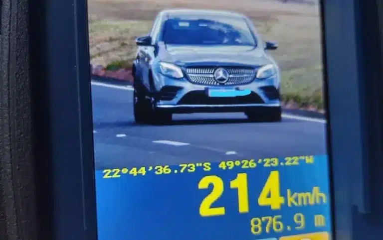 Motorista foi flagrado a 214 km/h em Santa Cruz do Rio Pardo (Foto: Polícia Rodoviária/ Divulgação)