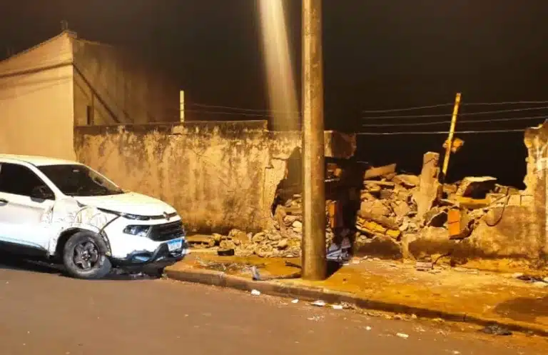 Condutor relatou que perdeu o controle da direção do veículo após desviar de um ciclista (Foto: Cedidas/PM)