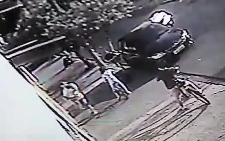 A cuidadora com o bebê no colo volta para casa; minutos depois ela saiu com menino para levá-lo até a UPA em Bauru — Foto: Circuito de segurança/ Reprodução