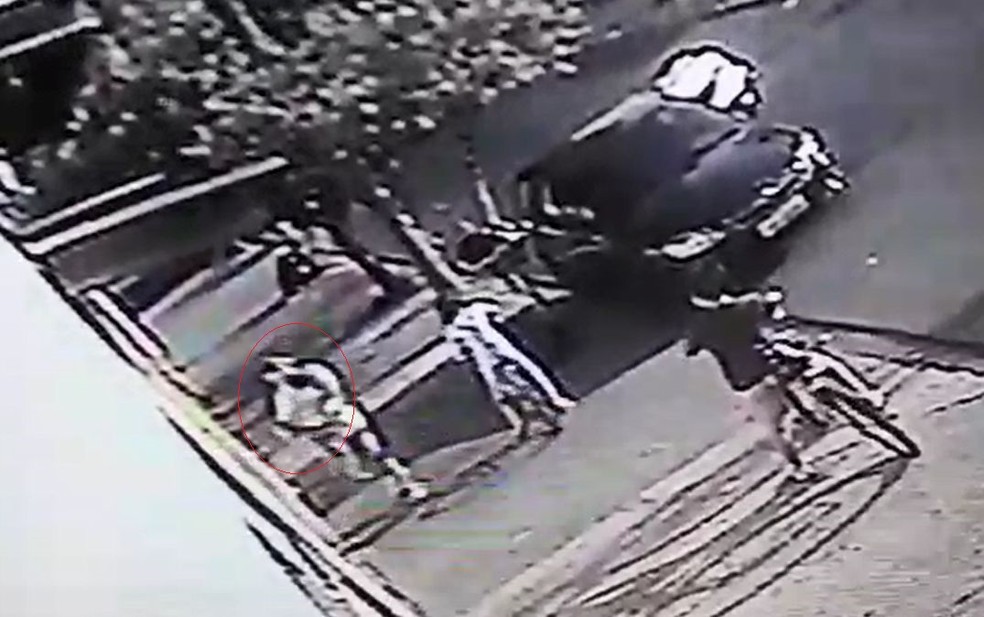A cuidadora com o bebê no colo volta para casa; minutos depois ela saiu com menino para levá-lo até a UPA em Bauru — Foto: Circuito de segurança/ Reprodução