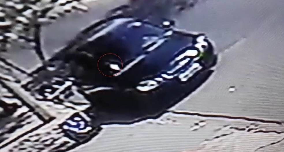 Imagem mostra o menino no banco da frente do carro estacionado na rua em Bauru — Foto: Circuito de segurança/ Reprodução