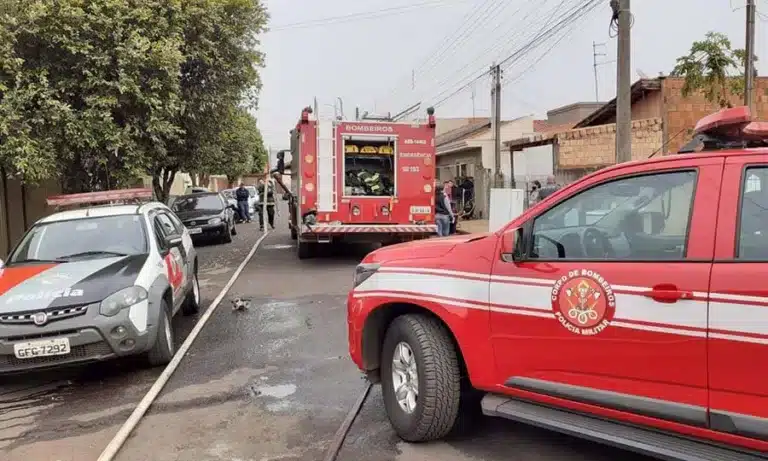 Bombeiros controlam incêndio em residência de Cândido Mota (Foto: Reprodução/O Diário do Vale)