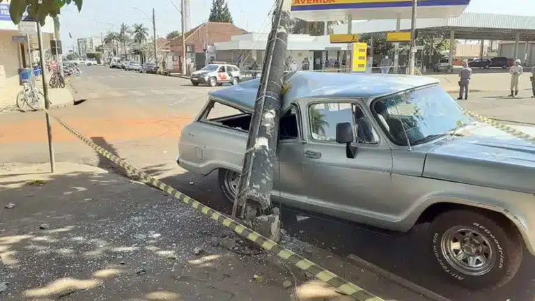 Acidente com caminhão derruba poste em cima de caminhonete em Cândido Mota (Foto: Reprodução/O Diário do Vale)