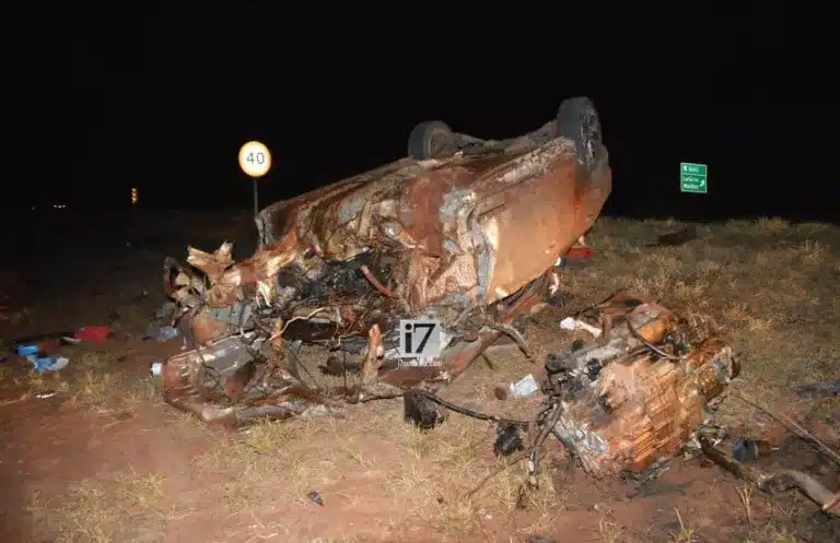 Veículo, com placas de Paraguaçu Paulista (SP), ficou destruído (Foto: Manoel Moreno)