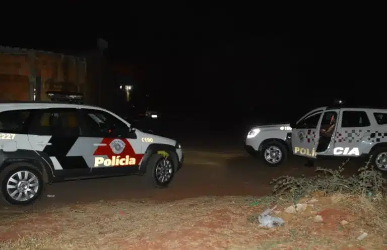 A tentativa de homicídio aconteceu em frente à casa da vítima, na Rua Osvaldo Cruz, no bairro Barra Funda