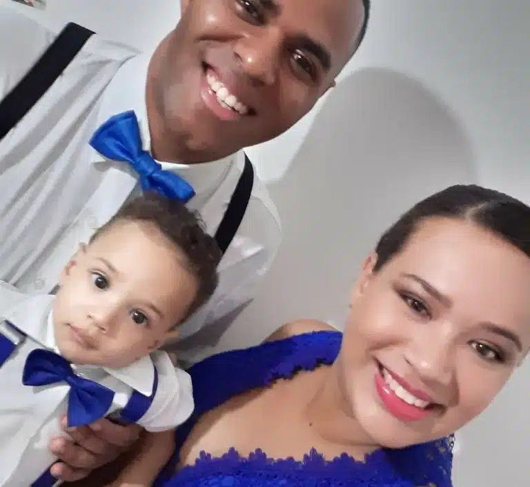 Menino Arthur, que morreu em Bauru (SP) após ser esquecido em carro, com os pais — Foto: Arquivo Pessoal