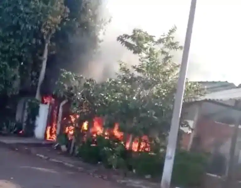 Bombeiros conseguiram controlar as chamas em imóvel no Parque Minas Gerais, em Ourinhos — Foto: Arquivo pessoal
