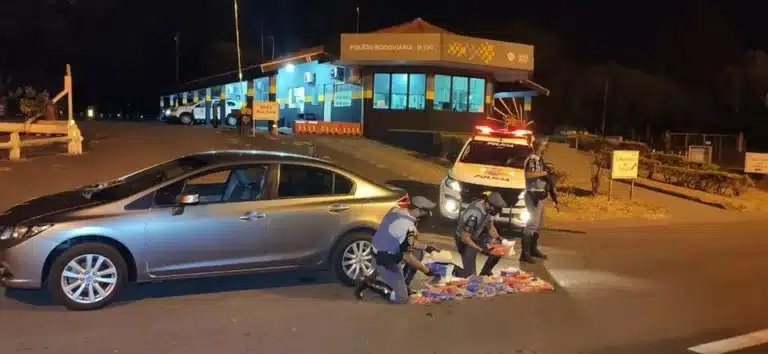 Tabletes de cocaína foram encontrados no tanque de combustível do carro abordado em Maracaí — Foto: Polícia Rodoviária/ Divulgação