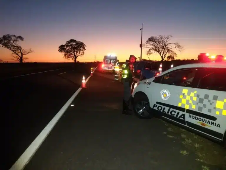 Homem foi flagrado embriagado após tombar moto em rodovia — Foto: Polícia Rodoviária