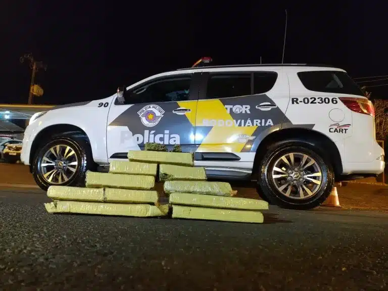 Homem arremessa maconha pela janela durante perseguição na SP-327 em Santa Cruz do Rio Pardo (SP) e é preso — Foto: Polícia Rodoviária/ Divulgação