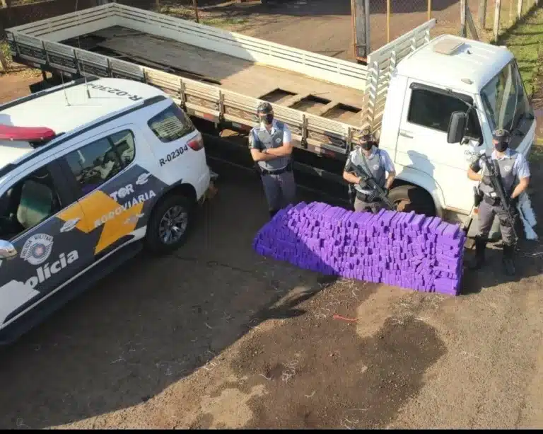 Grande quantidade de maconha é encontrada em fundo falso de caminhão na SP-270 em Ourinhos (SP) — Foto: Polícia Rodoviária Estadual/ Divulgação
