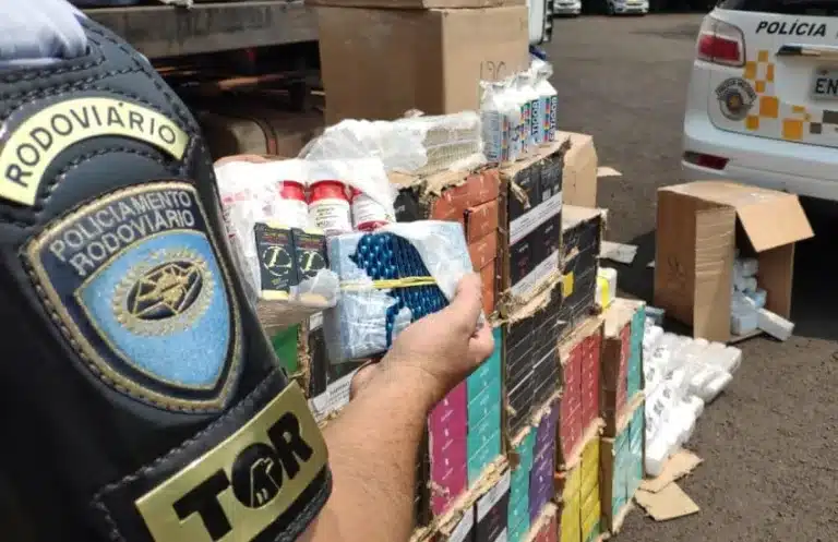 Foi apreendida uma grande quantidade de medicamentos anabolizantes e para impotência, cigarros eletrônicos e essências de narguile (Foto: Divulgação/PM Rodoviária)