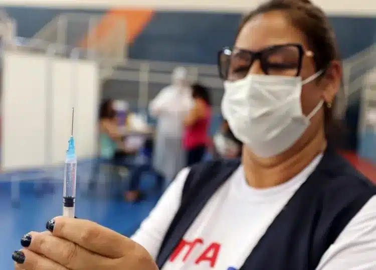 Profissionais da Educação com 18 anos ou mais receberão a segunda dose da vacina contra Covid-19 nesta sexta (Foto: Departamento de Comunicação)