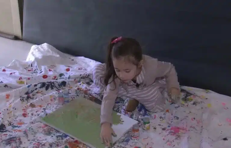 Manu tem 4 anos e recebeu o convite para participar de exposição no Louvre em Paris — Foto: TV TEM/ Reprodução