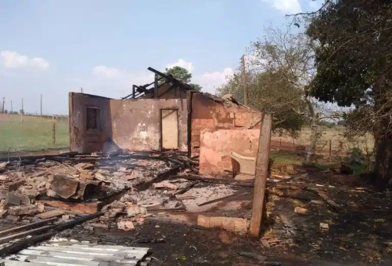 Casa ficou destruída após incêndio em Santa Cruz do Rio Pardo — Foto: Arquivo Pessoal