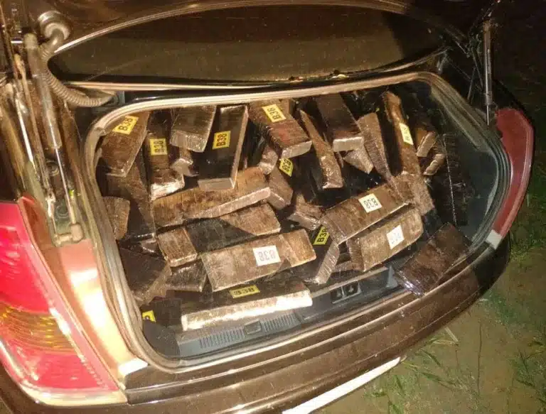 Carro é achado lotado com tabletes de maconha em Tupã — Foto: Divulgação/Polícia Militar